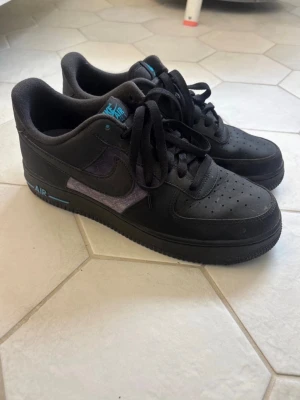 Nike Air Force 1 svarta sneakers - Sällan använda. Storlek 41