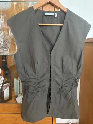 Topp från Weekday - Såå snygg olivgrön korsettopp från Weekday💕