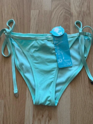 Bikini underdel - Ljusblå/turkås bikini underdel med knytdetalj. Har aldrig använts innan och är helt nya med prislapp. 
