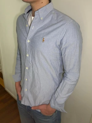 Ljusblå skjorta från Ralph Lauren - Fet skjorta från Ralph lauren i jätte fint skick! Storlek S slimfit 