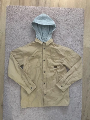 En Snygg Beige VindJacka Med Grå Luva Från H&M✨🧥 - 🤎✨ Beige jacka med grå luva från H&M ✨🤎  Snygg och lättmatchad beige jacka med stilren grå luva 👌 Perfekt som vår- och höstjacka – funkar lika bra till vardag som till skolan 🍂  🧥 Mycket bra skick – väl omhändertagen och redo för en ny ägare 🙌  📏 Storlek: 164 📐 Mått: • Armlängd: 58 cm • Axelbredd: 47 cm • Längd: 65 cm  💸 Pris: 139 kr  Ett riktigt bra fynd för en snygg och praktisk jacka! 🛍️✨ Först till kvarn gäller 💌