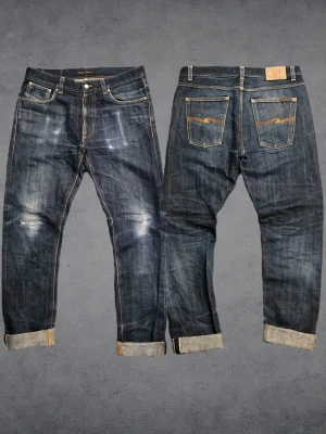 Nudie selvage jeans japan selvedge  - Säljer mina extremt sällsynta Nudie Dry Hemp Selvedge från den numrerade Indigo Bloodline-kollektionen. Detta är par 152 av endast 178 i hela världen, en av Nudies mest begränsade utgåvor någonsin (släpptes till 15-årsjubileet 2016). Storlek: 34/34 Modell: Lean Dean Jag är 180 cm / 73 kg (brukar ha 32/32)och bär dem 'baggy' med bälte och uppvik för att visa selvedge-kanten. Helt annan nivå än Nudies vanliga limited editions som ofta görs i tusentals ex. Observera att ett hål lagats på ena benet.