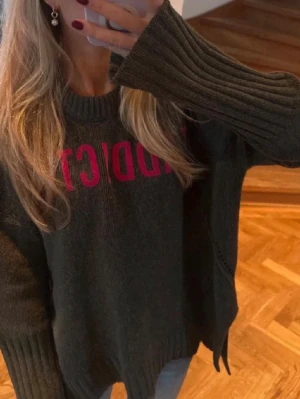 mörkgrön zadig & voltaire tröja  - Mörkgrön stickad tröja med rosa tryck. Från zadig, knappt använd. Storlek s/xs 🩷