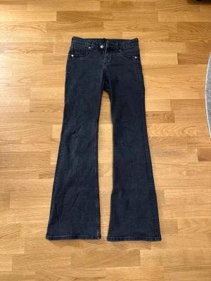 Svarta bootcut jeans med låg midja  - Säljer ett par svarta bootcut jeans med låg midja från HM, använda fåtal gånger 