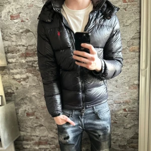 Ralph Lauren Gorham Jacka - Bra skick, använd och en liten skada bara, be om bild. Storlek 48/S passar dig som är mellan 175-185cm ungefär. Nypris ca 5000kr. Modellen är 185 cm, 79 kg. . Skriv för mer information!🤝