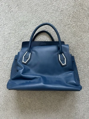 Mörkblå handväska  - Fin blå handväska som inte används ❣️