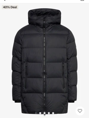 Sail racing cloud down parka - Säljer denna supersköna sailracing jacka! Använd 1-2 gånger🙌 Lång och även väldigt varm🙌🙌 Nypris 6000kr‼️Priset är ej hugget i sten och hör av er vid minsta fundering‼️🙌