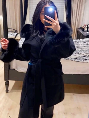 Svart kappa med pälskrage och ärmslut - Svart kappa och du får med även pälsen vid armarna, så du kan både ha den med och utan päls 