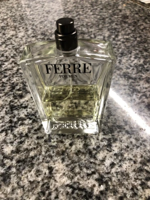 Ferre For Men parfym - Snygg parfym för män från Ferre i en stilren, transparent glasflaska med svart spraykork. Flaskan har en modern, kantig design och innehållet är ljusgult. Perfekt för dig som gillar klassiska och eleganta dofter. Mängd enligt bilder! Jätte gammal batch!