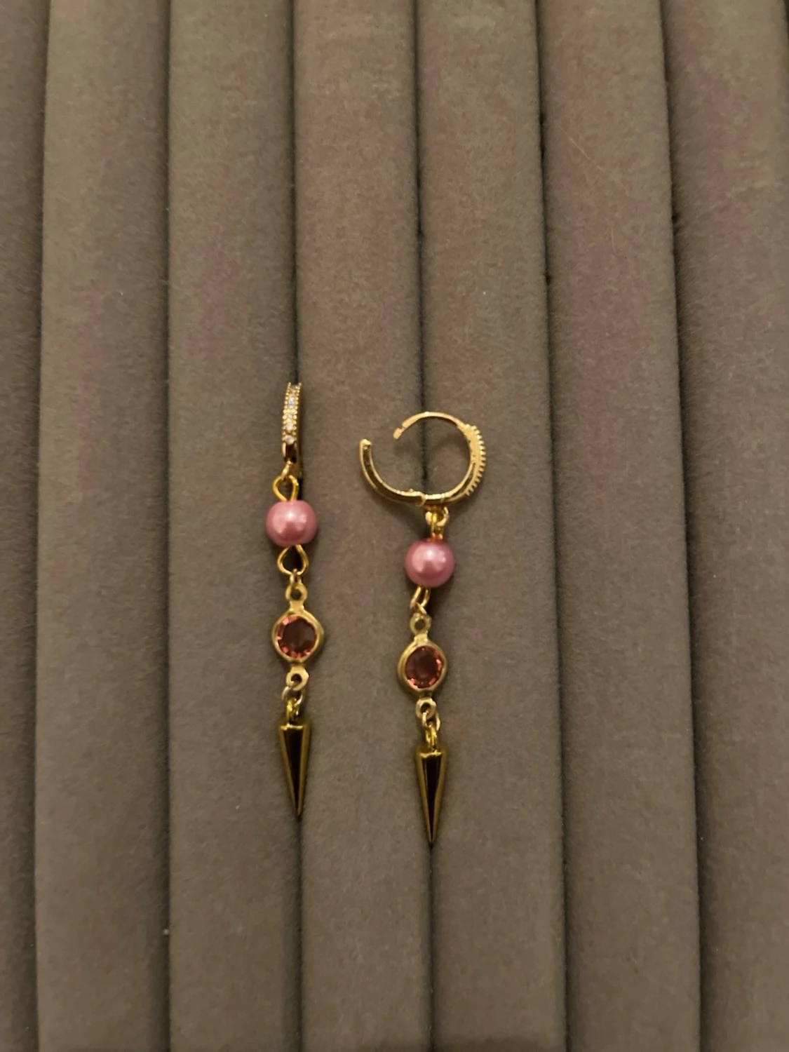 Guldörhängen med rosa pärlor och stenar - 1