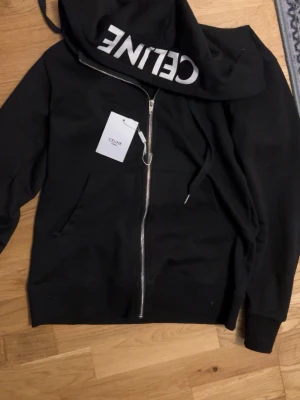 Svart Celin hoodie med dragkedja - För fler bilder skriv gärna🤌