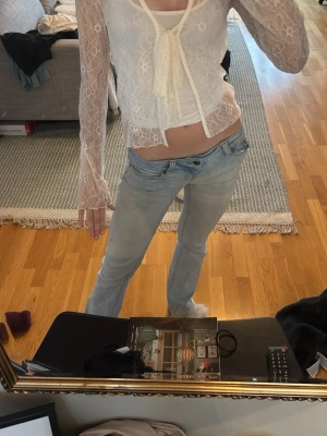 Vit långärmad spetsblus - Säljer den här vita spetsblusen från Nelly. Använd en gång, då den aldrig kommer till användning. Osäker på nypriset då jag inte hittar den i butik längre.