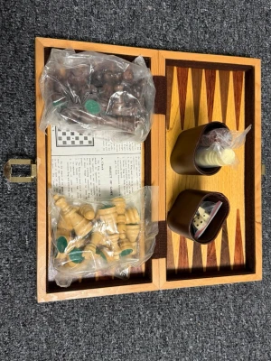 Träspelset schack & backgammon - Säljer ett snyggt träspelset från House of Marbles med schack och backgammon. Setet har en vikbar låda med schackbräde på utsidan och backgammon på insidan. Inkluderar schackpjäser, tärningar, spelbrickor och två tärningskoppar. Perfekt för spelkvällar!