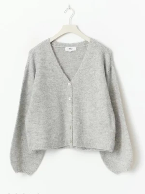 Ljusgrå stickad kofta Gina Tricot - Mysig ljusgrå stickad kofta från Gina Tricot med v-ringning och knäppning framtill. Koftan har en avslappnad passform, långa ärmar och ribbade muddar. Perfekt att slänga över en topp under hela året❤️ Storlek M men skulle säger mer S om man vill ha den lite oversized❤️