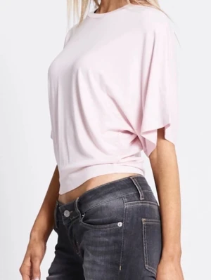 Ljusrosa loose topp med kort ärm - Säljer en ljusrosa topp som är perfekt nu till sommaren. Jätteskönt material och använd bara ett par gånger, inte nopprig och har inga skador. Skriv för extra bilder! 💕