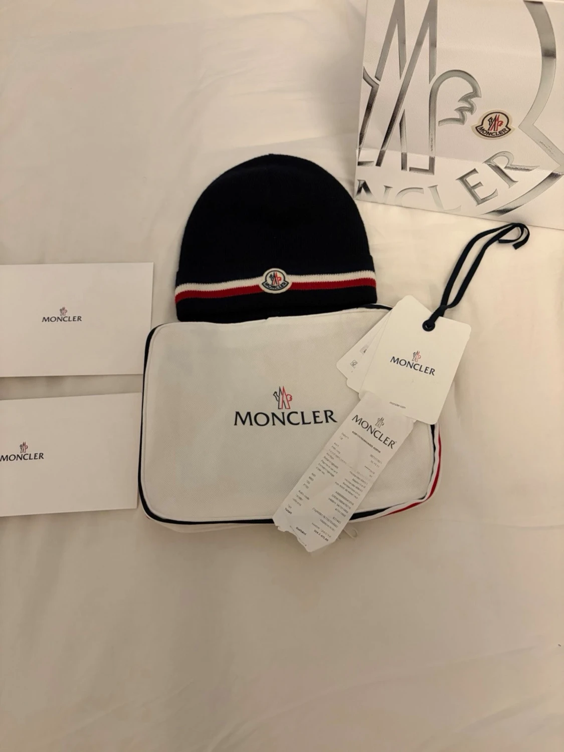Mörkblå Moncler mössa med logga och ränder