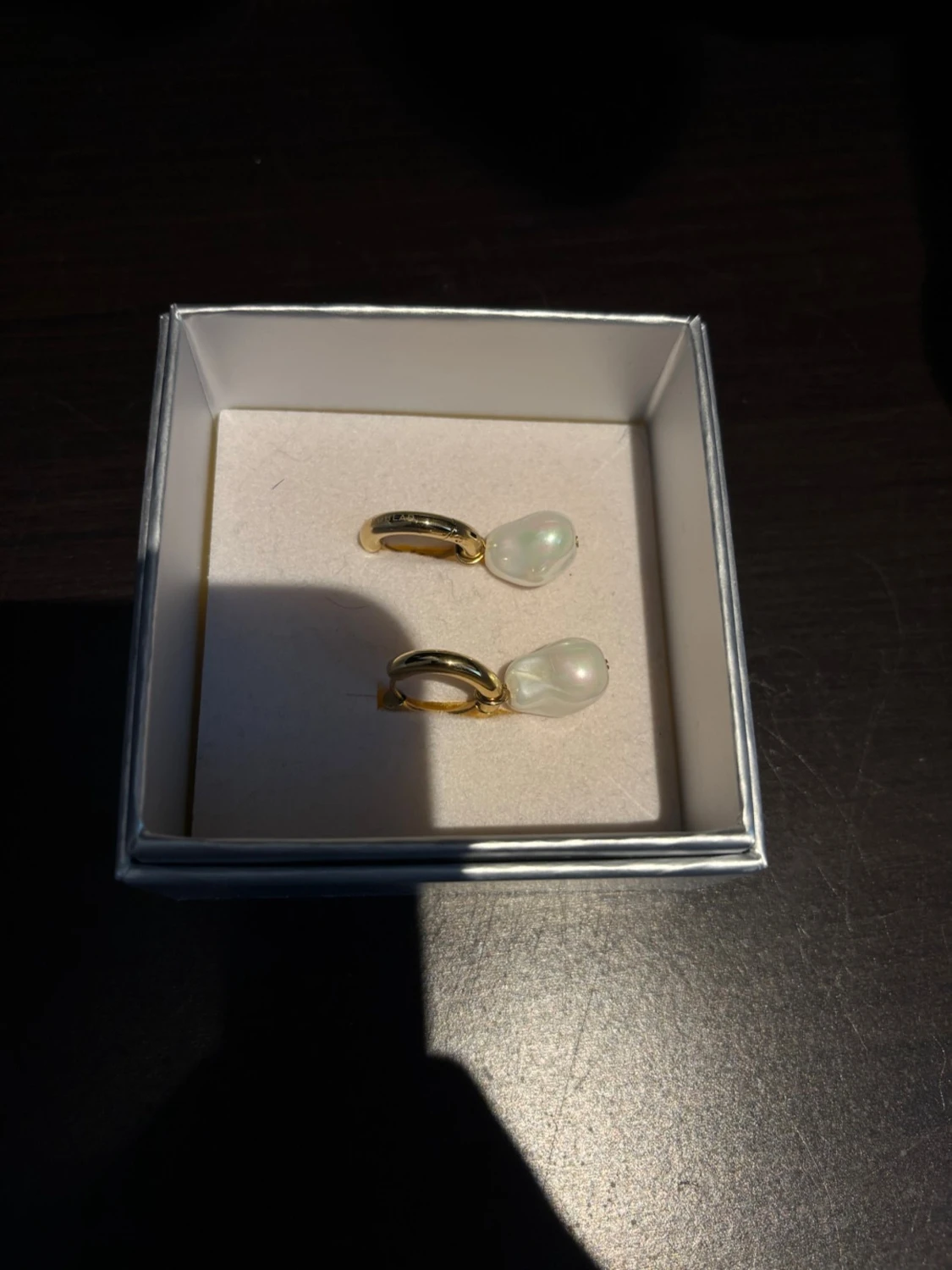 Guldörhängen med droppformade pärlor från Edblad 