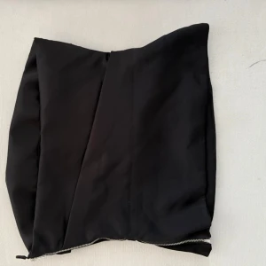 Svart satin topp - Svart topp passar till mycket, använd fåtal gånger 