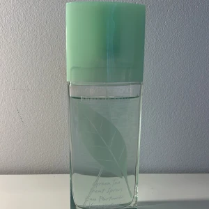 Elizabeth Arden Green Tea parfym - Fräsch parfym från Elizabeth Arden med doft av grönt te. Den är sjukt fräsch och passar alla tillfällen! Använd fåtal gånger! Nypris 250kr! 