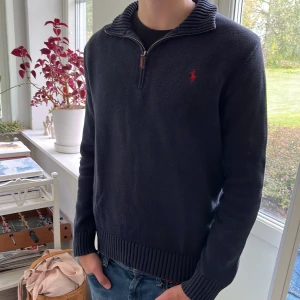 Ralph lauren half zip - Tja  Säljer en sjukt stilig Ralph lauren half zip, skick 7/10. Tröjan har tappat en ska som sitter på dragkedjan och tröjans färg har blivit lite blekare men inget som förstör utseende så mycket. Hör av er om ni har några funderingar eller vill ha fler bilder.