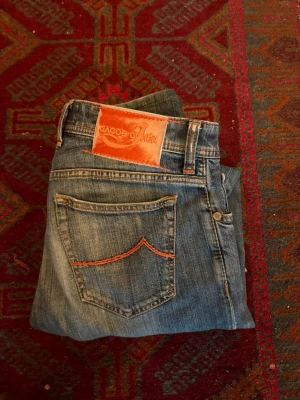 Blå jeans från Jacob Cohen - Feta Jacob cohen jeans i en äldre model med SILVERKNAPPAR, otroligt sköna och i en äldre modell comfort 688 vilket motsvarar till NICK modellen idag