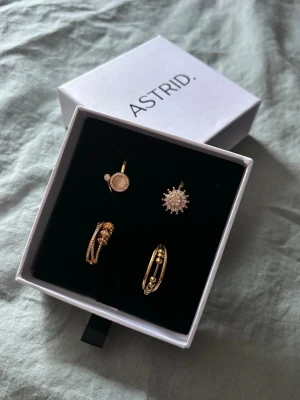Ringar - Superfina ringar, aldrig använda! Helt nytt skick! Juster bara i storleken. Säljer för 1000kr, nypris 1386kr.