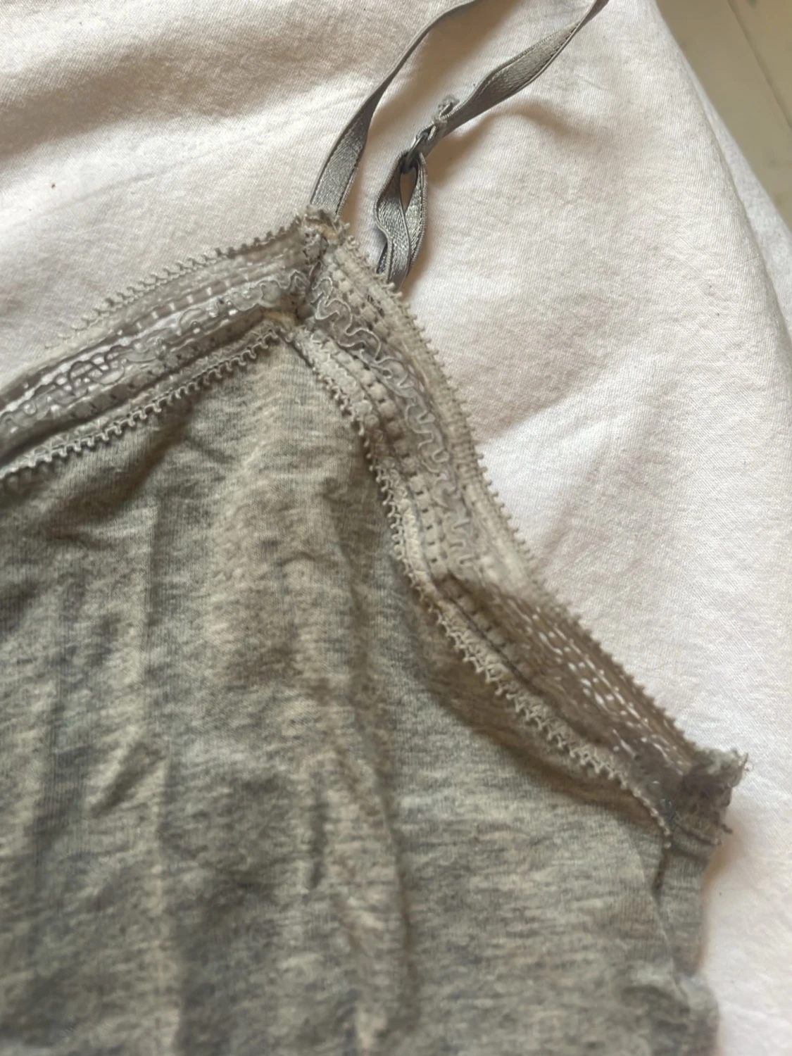 Grå pyjamastopp med spets och knappar - 3