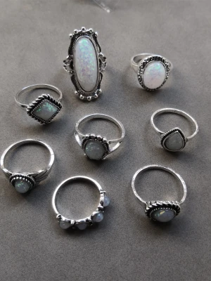 8-pack ringar  - 8 st ringar med olika former och mönster. Materialet är alloy. (#624)