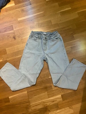 Jeans från Grunt - Snygga straight fit jeans!🔥 storlek 28/32📏 Bra skick!💯 fraktar inom 1-2 dagar!💨📦 Hör av er vid frågor eller funderingar!😊
