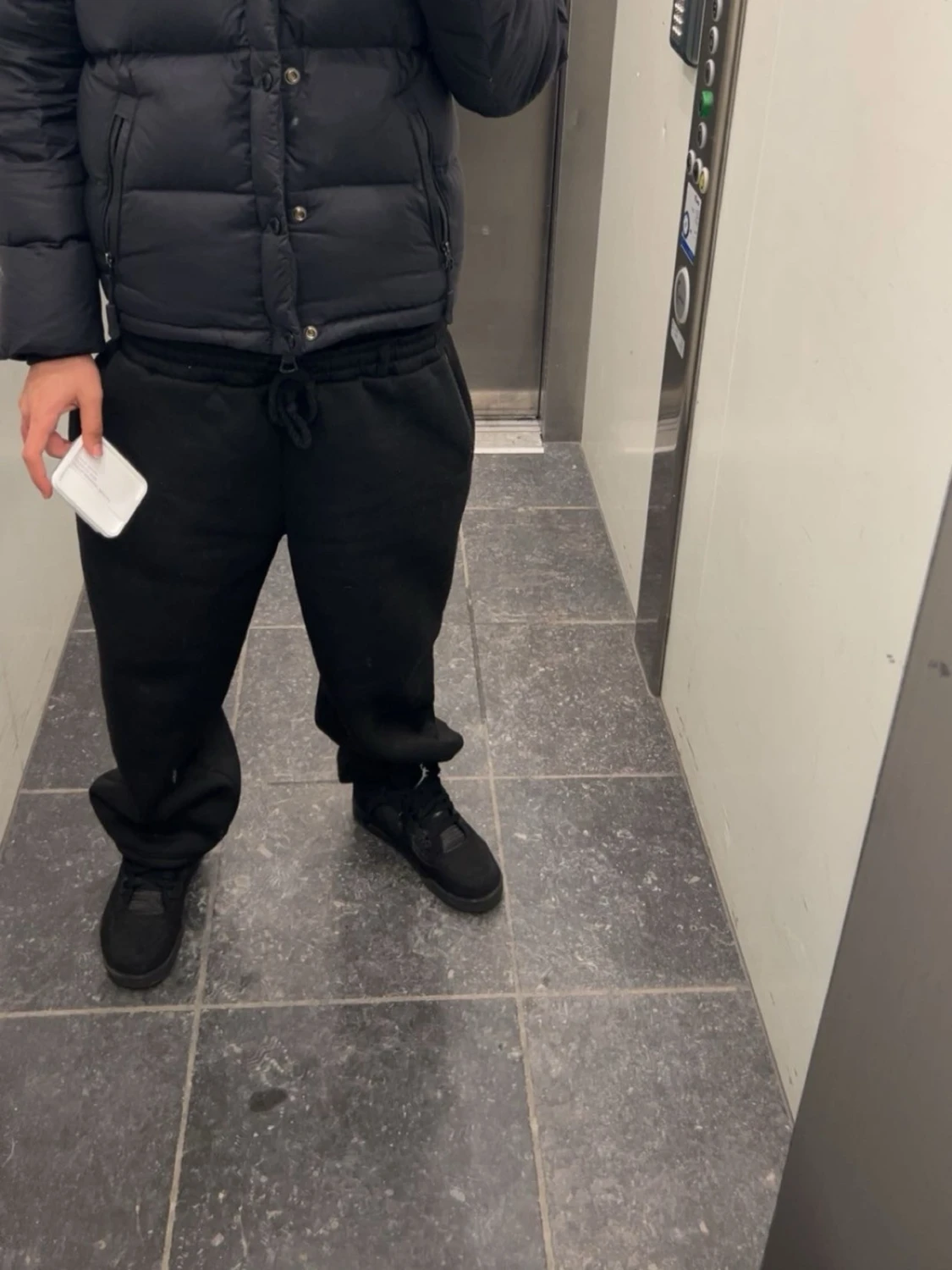 Svart pufferjacka med huva - 1