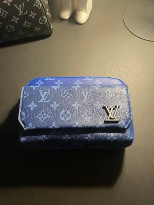 Blå Louis Vuitton monogram Väska - Säljer en blå väska från Louis Vuitton. Helt ny. Pris kan diskuteras vid snabb affär!