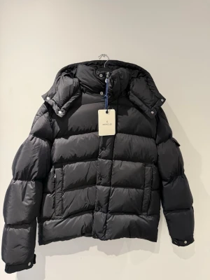 Moncler Vezere jacka - Tja, säljer min skitsnygga svarta Moncler Vezere jacka i storlek XL. Jackan har aldrig använts och dust bag följer med, hör av er vid minsta lilla fundering!