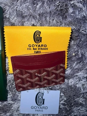 Plånbok  - Säljer ett vinrött kortfodral från hm 