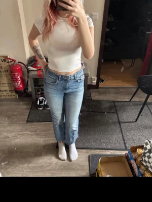 Ljusblå raka jeans från Levi's - Säljer ett par klassiska ljusblå jeans från gina med rak passform och normal midja. Jeansen har fem fickor, bälteshällor och gina ikoniska läderpatch bak i midjan. Perfekta till en avslappnad look och passar till det mesta i garderoben.