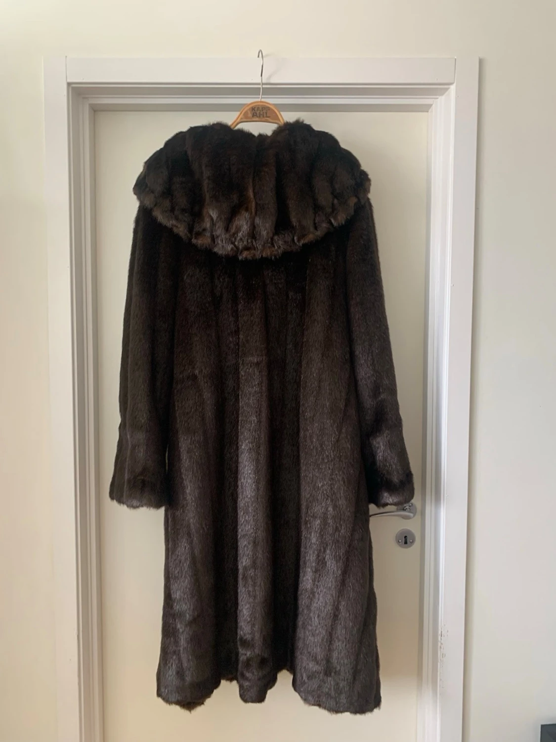Lång mörkbrun pälsjacka med krage - 1