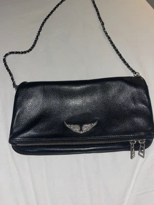 Zadig väska  - Säljer min helt oanvända Zadig väska, köpt på hemsidan, har lite slitningar på hörnen men absolut inget som syns, annars helt ny. Inga defekter, äkta!! 