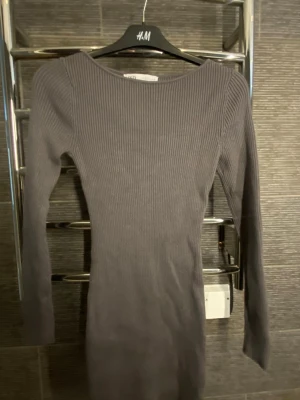 Grå ribbad klänning från Zara - Säljer en grå ribbad klänning från Zara i storlek M. Passar även S