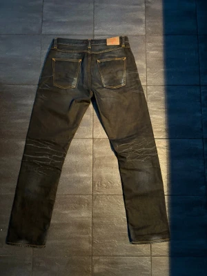 Vintage Nudie Jeans - Säljer ett par Vintage jeans från Nudie Jeans med  cool färg och coola detaljer.