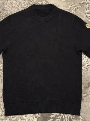 Moncler tröja - Fin stilren stickad Moncler tröja med diskret logo på armen, passar alla tillfällen och den är använd en gång helt ny, pris kan diskuteras vid snabb affär, bilden är lite skum hojta till vid intresse fle bilder.