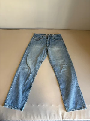 Ljusblå wide leg jeans från Pull&Bear - Säljer ett par klassiska ljusblå jeans från Pull&Bear med wide leg. 