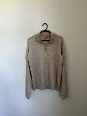 Stickad half zip ryvls  - Beige stickad half zip från ryvls i storlek 158/168/XS, är i fint skick inte använd många gånger. 