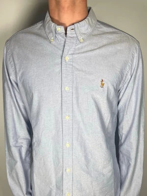 Ralph lauren skjorta - En riktig snygg och trendig Ralph lauren skjorta i fint skick, storlek M, slimfit, vid frågor är de bara att skriva // Gramenti 