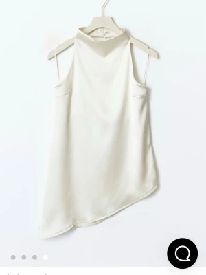 Satin top - Satin top från Gina tricot, aldrig använt med prislappen kvar. Jag fick den som present och den var alldeles för stor. (jag testade den bruna)