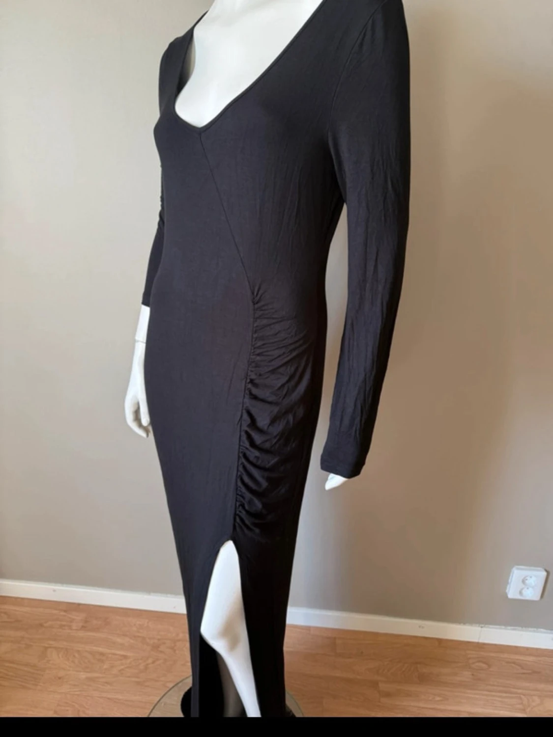 Svart långklänning med slits strl XL - 2