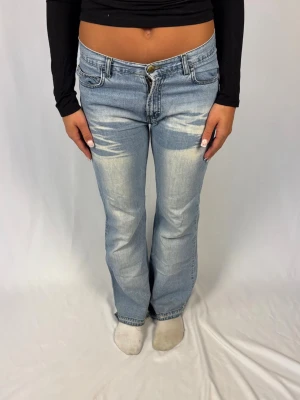 Jeans - Jeans | Size: 32/30 | Okej skick, slitna och smutsiga vid benslutet (se bild 6) | Modellen på bilderna är 168cm lång och väger 60kg | Mått: Ytterbenslängd: 102cm. Midjebredd: 40cm. Lårbredd: 28cm. Fotöppning: 28cm. Kontakta mig vid fler frågor eller funderingar!