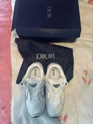 Vita nya snygga sneakers oanvända 👟  - -logga på plös och innersula. Skorna har vita snören och en modern, sportig look riktig fina skor.