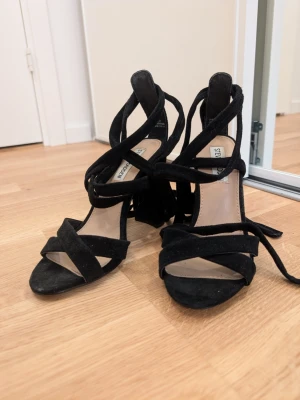 Svarta sandaletter / knytning Steve Madden - Svarta sandaletter från Steve Madden med knytning över vristen / mocka / öppen tå / stabil klack.