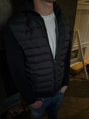 Woolrich cardigan  - Säljer en riktigt snygg cardigan från woolrich i svart färg. Riktigt snygg och stilren cardigan, perfekt till sommaren. Storlek: S/M, modellen är lite liten i storleken. Hör av dig vid funderingar 