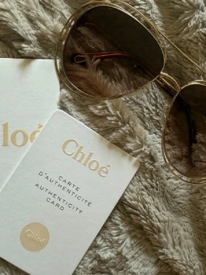Guldiga aviators från Chloé - Snygga choé solglasögon som har ett värde på 2500kr, inte synliga tecken på användning. Fråga om det är något och jag kan diskutera om priset 