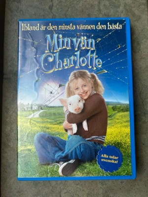 Min vän Charlotte dvd - DVD-film ”Min vän Charlotte” (Charlotte's Web) från Paramount Pictures. Filmen är en familjefilm med speltid 1 timme och 33 minuter. Ljudspår på svenska. Extra material inkluderar musikvideo, ”Ordinary Miracle” av Sarah McLachlan, bortklippta scener, tabbar och blandningar, samt 7 spännande minidokumentärer.  Finns på språk: Svenska    OBS!! skivorna är begagnade så det kan förekomma repor/hairlines på skivorna, men då jag kollar igenom alla filmer jag säljer garanterar jag att alla funkar 